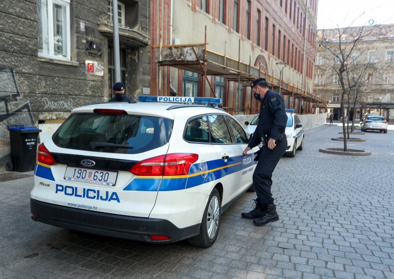 Pijani vozač udario u stup javne rasvjete koji je pao na pješakinju