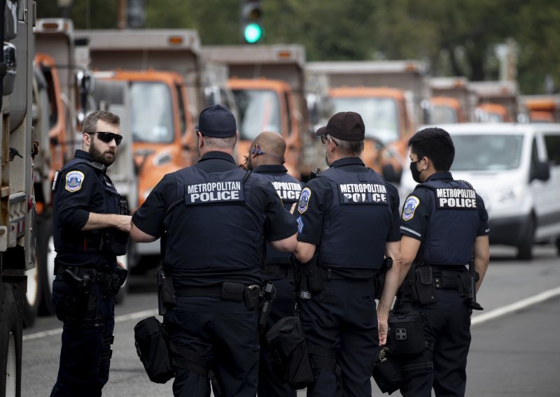 Policija brojno nadmašila protrumpovske prosvjednike kod Kapitola