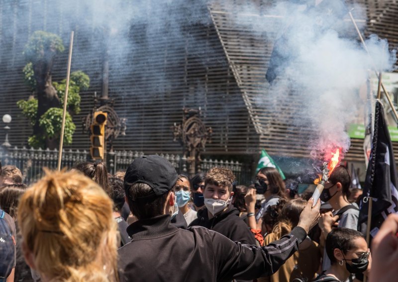 Tisuće studenata prkosile zabrani okupljanja u Španjolskoj, policija nije imala dovoljno ljudi da ih rastjera