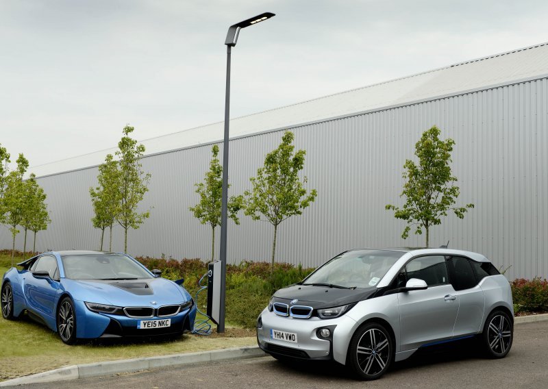 BMW želi puniti električne automobile na svakom koraku
