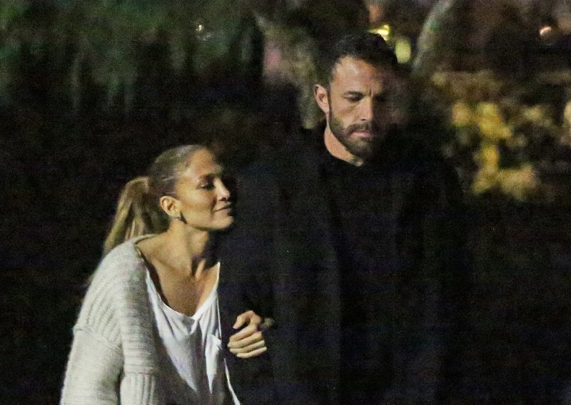 Nerazdvojni i dalje: I dok Jennifer Lopez zaljubljeno gleda u njega, Ben Affleck izgubljen je u mislima