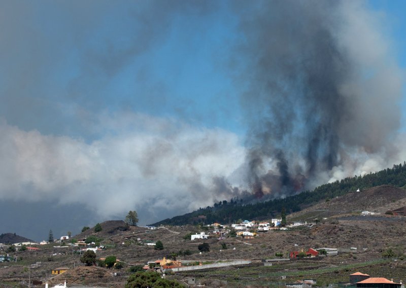 [FOTO/VIDEO] Deset dana nakon erupcije vulkana lava počela ulaziti u more