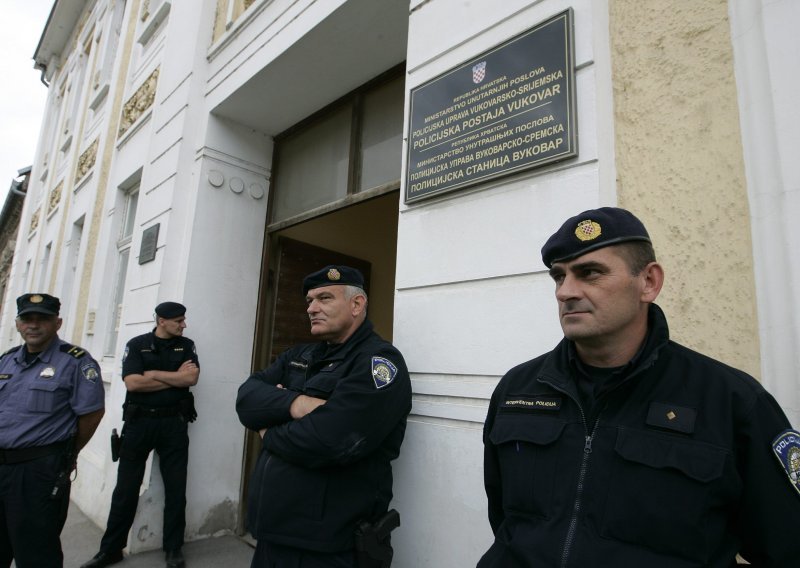 Protesters prevent placing of dual-alphabet signs in Vukovar