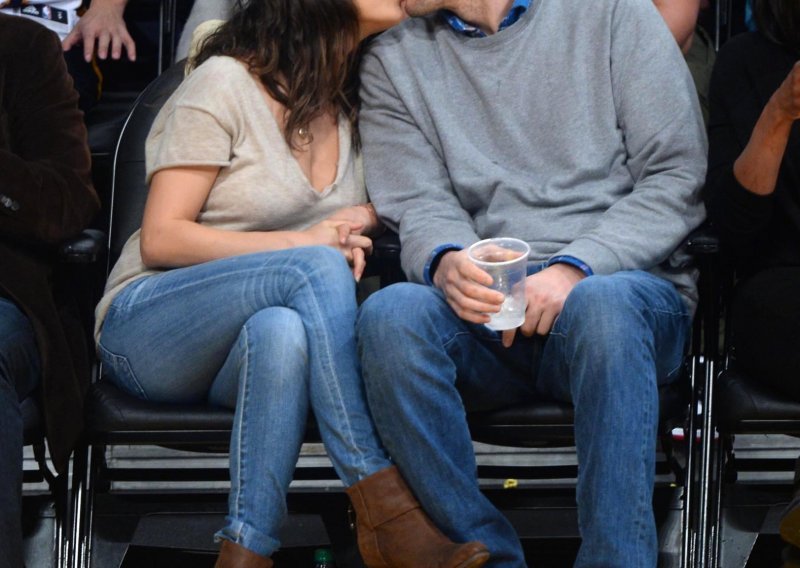 Ashton Kutcher i Mila Kunis dobili sina, ime taje