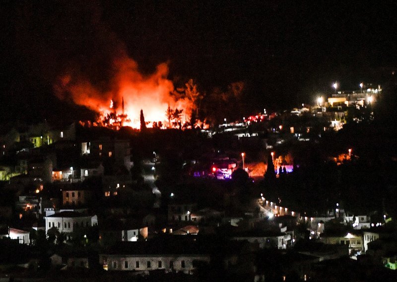Buknuo šumski požar blizu Atene, stanovnici evakuirani