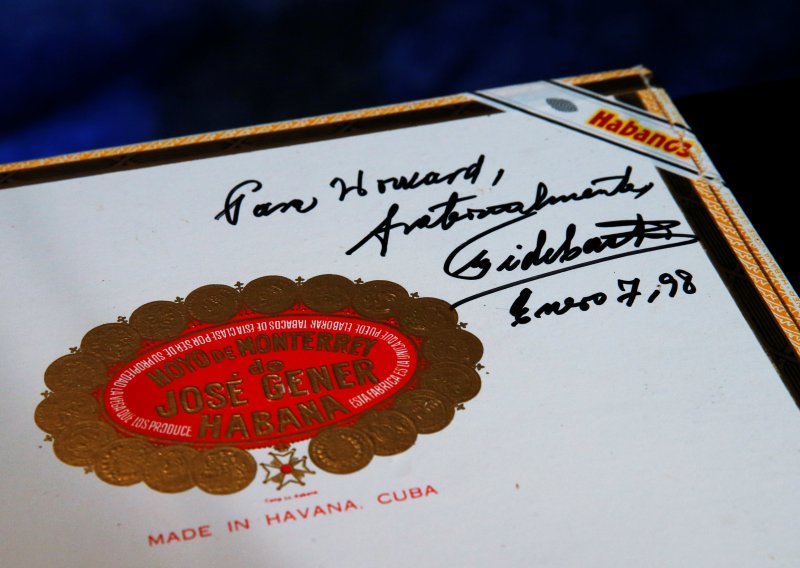 Na aukciji Alijeve rukavice i kutija cigara s Castrovim potpisom
