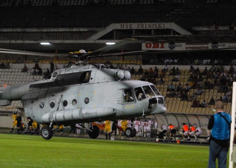 Vojni helikopter sletio na travnjak usred utakmice