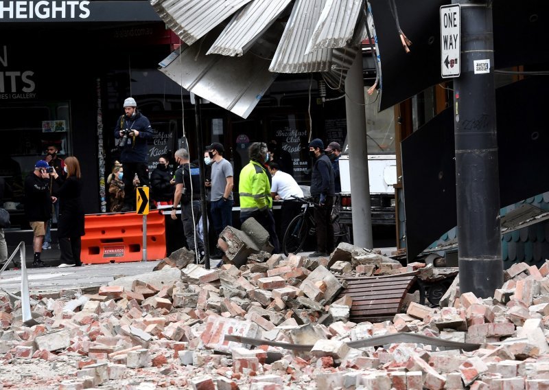 [FOTO/VIDEO] Snažan potres od 5,8 po Richteru uzdrmao Australiju; u Melbourneu oštećeni automobili i zgrade