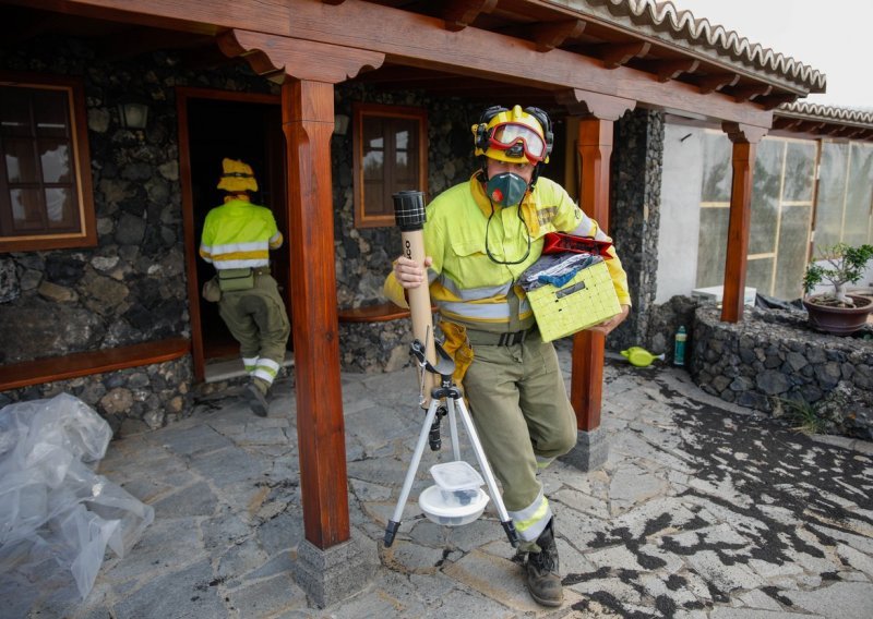 [FOTO/VIDEO] Stanovnici La Palme pokušavaju spasiti imovinu od lave