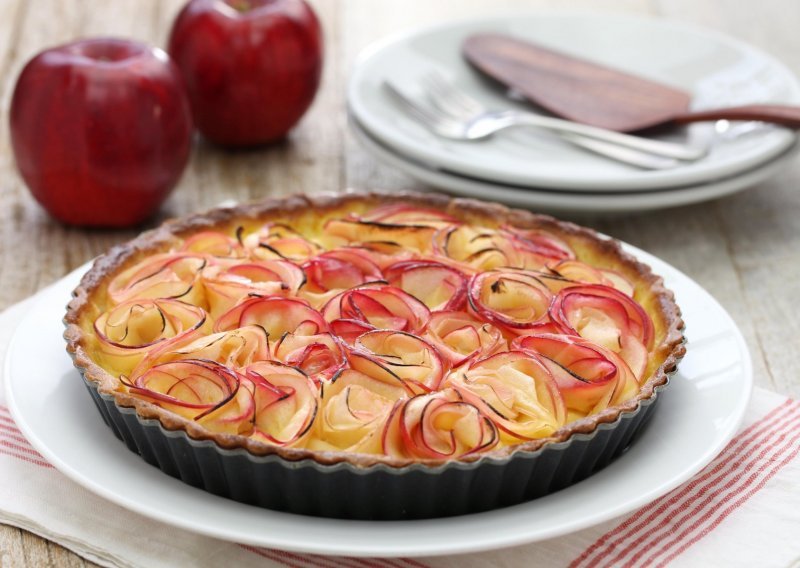 Najslađi desert: Tart od jabuka koji oduševljava kako okusom tako izgledom