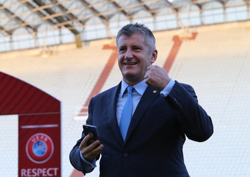 Davor Šuker, e to je kartonski predsjednik!