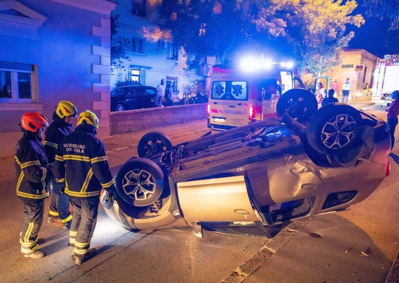 [FOTO/VIDEO] U sudaru dvaju automobila dvije osobe ozlijeđene