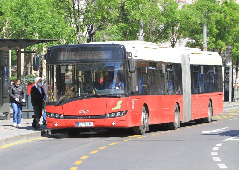 U Zemunu autobus javnog prijevoza sletio u obližnji park, navodno ima ozlijeđenih