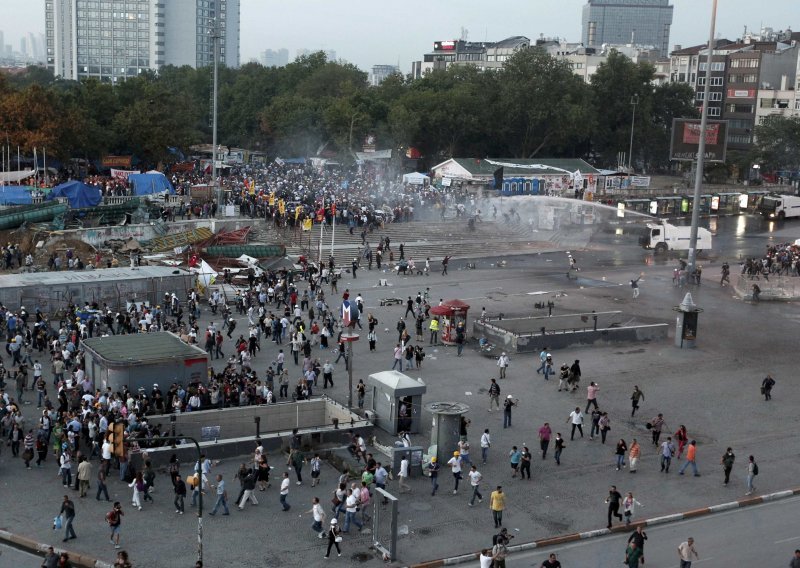 Policija istjerala prosvjednike iz parka Gezi