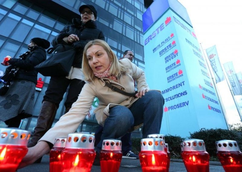 Zapalili posmrtne svijeće pred Erste bankom u Rijeci