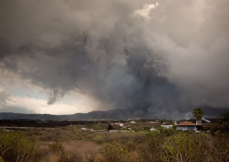 [FOTO]  Veliki oblaci pepela nadvili se nad La Palmom, vulkan erumpira već pet dana