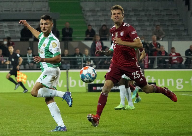 [FOTO] Bayern se i s igračem manje lako obračunao s posljednjom momčadi Bundeslige