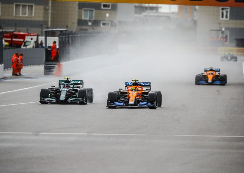 Iznenađenje u kišnim kvalifikacijama za VN Rusije; po prvi puta u karijeri osvojio 'pole position', a Lewis Hamilton se zabio u zid