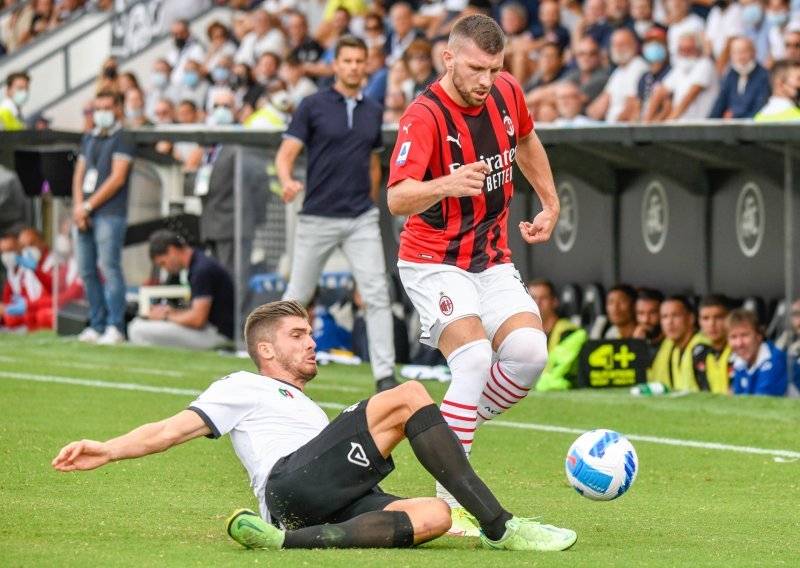 [FOTO] Milan u završnici stigao do tri boda te privremeno zasjeo na vrh Serie A; prvijenac za 'Rossonere' zabio je sin legende kluba
