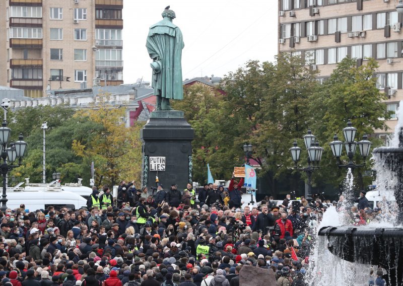 [FOTO] Stotine Rusa prosvjeduje u središtu Moskve: 'Vratite izbore'