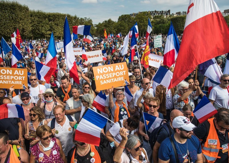 Prosvjednika protiv covid potvrda u Francuskoj je sve manje, no ipak su tisuće izašle na ulice jedanaesti vikend zaredom