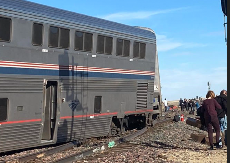 Tri poginula i više ozlijeđenih u iskliznuću Amtrakova vlaka u Montani