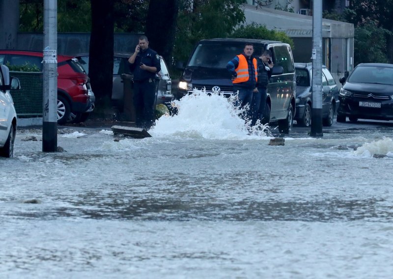 [VIDEO/FOTO] Stanovnike Trešnjevke probudila poplava, brojni sutereni i podrumi pod vodom