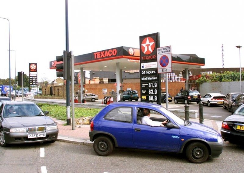 Britanci u redovima pred benzinskim crpkama; ministar im poručio: Ponašajte se normalno