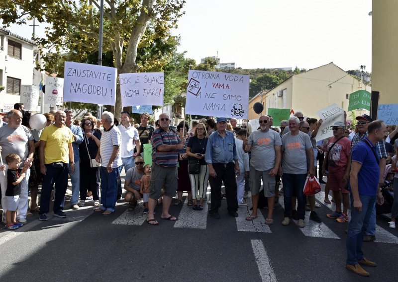 [FOTO] Mještani Dugog Rata izišli na ulice; traže sanaciju zemljišta na kojem se pakirao cijanamid