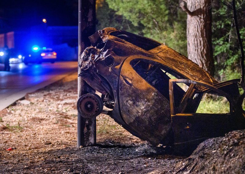 [FOTO] Teška prometna nesreća u Solinu: Automobil s pet mladića zabio se u stup i izgorio, trojica teško ozlijeđena