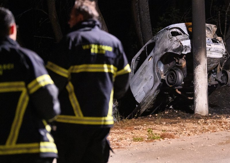 [FOTO] Solinski maloljetnici kojima se automobil zapalio nakon sudara nisu životno ugroženi