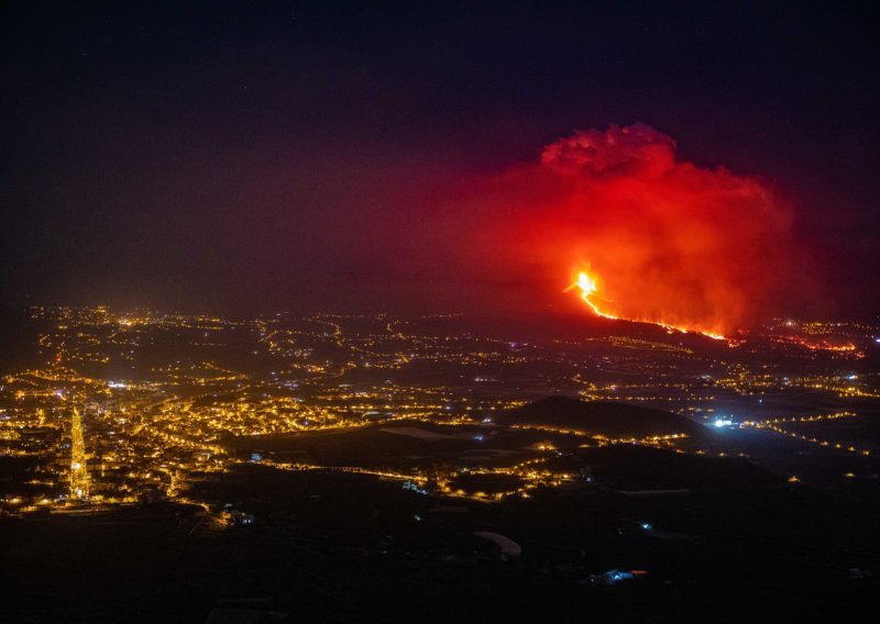 [FOTO] Lava iz vulkana na La Palmi približava se moru, prijete eksplozije i otrovni plinovi