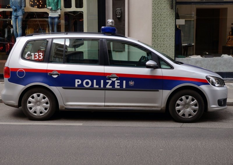 Nekoliko ljudi ozlijeđeno u prevrtanju autobusa u jugoistočnoj Austriji