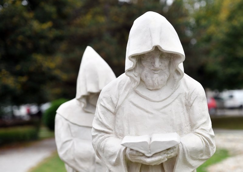 Nastavak bizarne priče iz Varaždina: Kipar lik redovnika isklesao da liči na Čehoka pa naknadno u parku s čekićem i dlijetom smanjivao nos