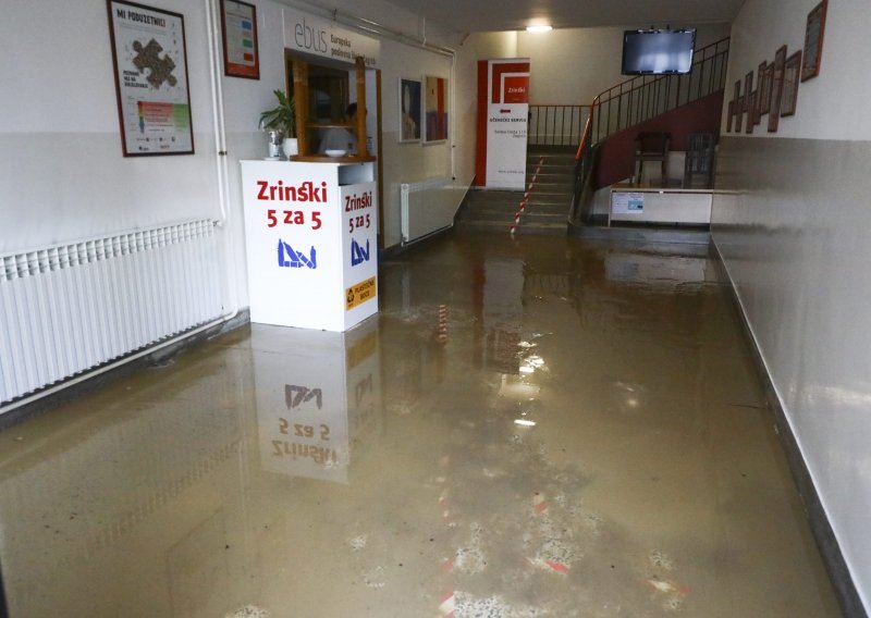 [FOTO/VIDEO] Opet puknula cijev u Zagrebu: Poplavljeni dom i škola na Trešnjevci, stigao i Tomašević, ravnatelj škole: Situacija je prilično strašna i kaotična