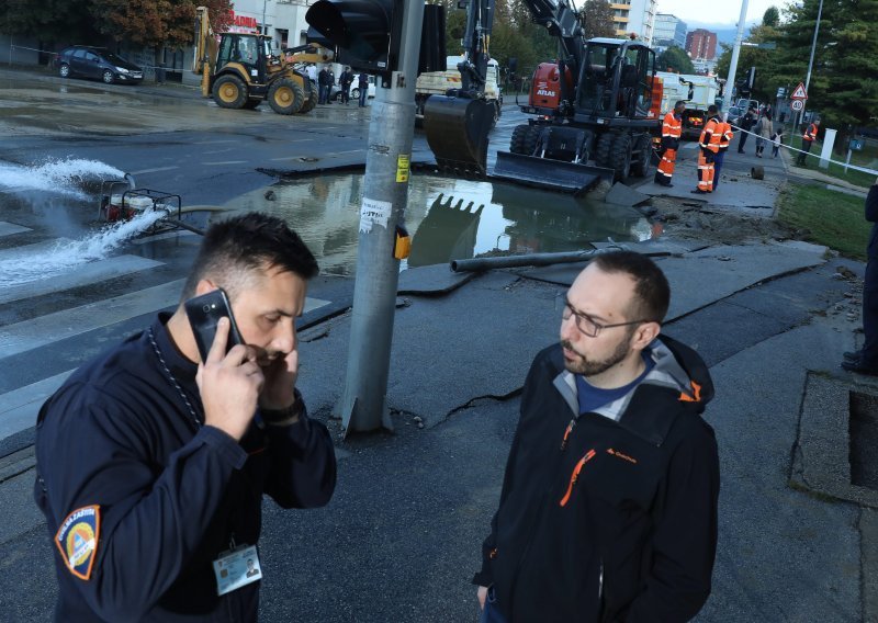 [FOTO] Tomašević o novom puknuću cijevi: Šteta je veća nego prije dva dana, nije se ulagalo u infrastrukturu