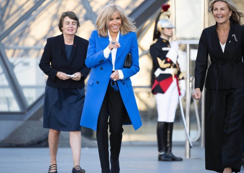 Vječna elegancija koja ne trpi pogreške: Brigitte Macron ima odličan kaput i čizme koje ćete odmah poželjeti u svom ormaru