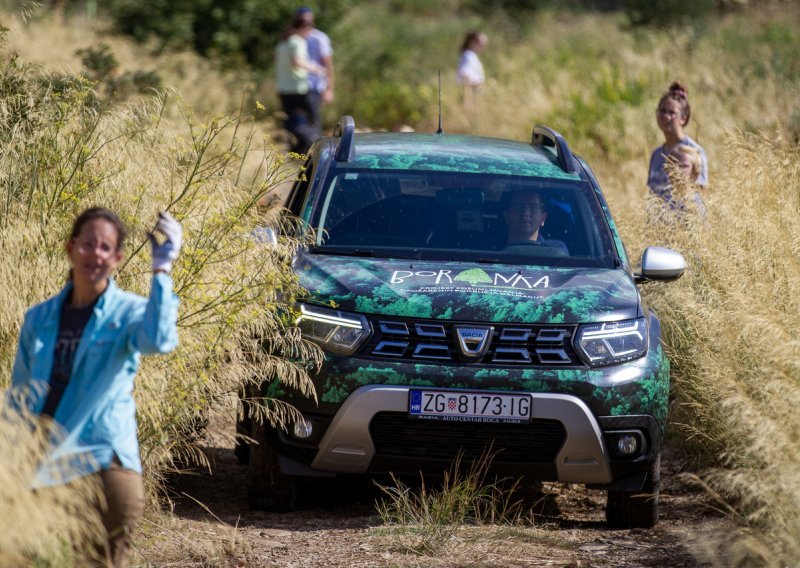 [FOTO] Dacia Duster i Boranka: Nastavak 'prirodne' suradnje u pošumljavanju opožarenih područja