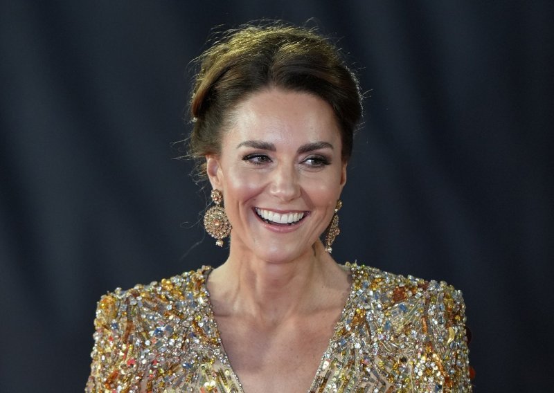 Blještava haljina koju je Kate Middleton nosila na Bondovoj premijeri stigla je u trgovine: Od njezine cijene zavrtjet će vam se u glavi
