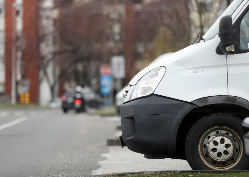 Pokušaj otmice djeteta kod Zadra: Muškarac i žena mamili dječaka u kombi. Kada je odbio htjeli ga strpati unutra, no dječak je pobjegao