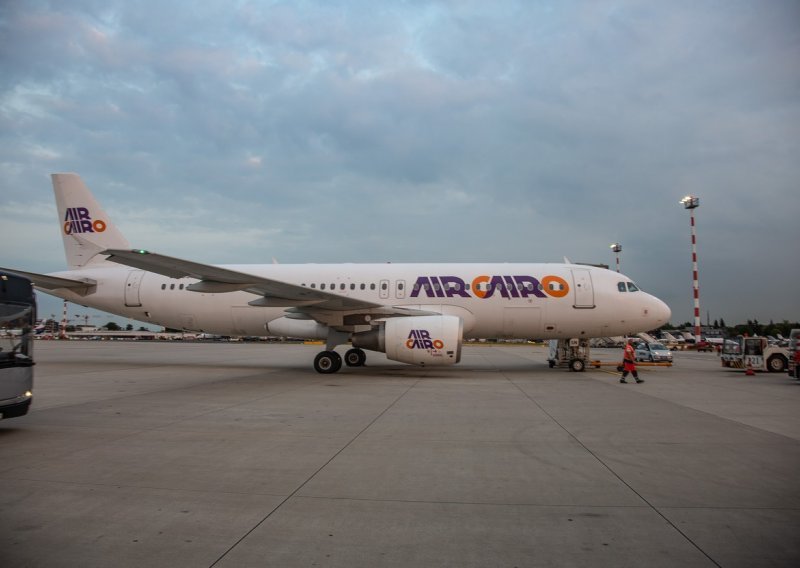 Zrakoplov kompanije Air Cairo zatražio je hitno slijetanje u zagrebačkoj zračnoj luci, otkazao mu motor