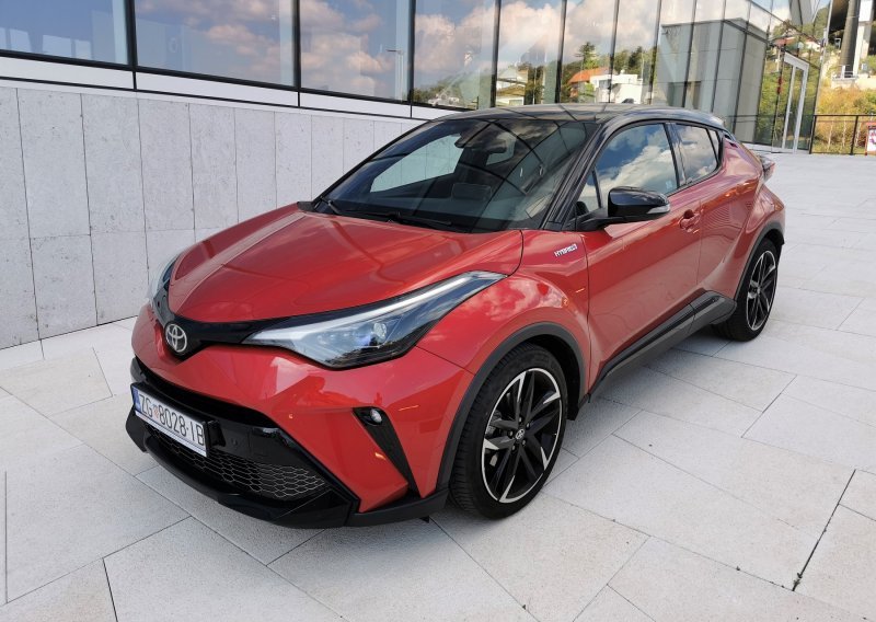 [FOTO/VIDEO] Vozili smo Toyotu C-HR GR SPORT, hibridni sportski crossover izvanrednog dizajna i sportskih detalja