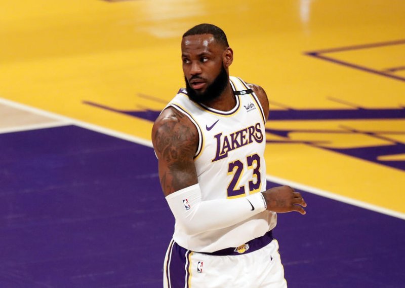 LeBron James objasnio zašto je šutio kada je u pitanju cijepljenje protiv koronavirusa te koji je razlog njegove odluke koja je mnoge zbunila