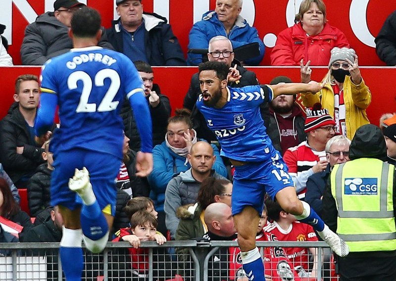 [VIDEO] Kakva provokacija! Veznjak Evertona zabio Manchester Unitedu pa pred Ronaldom proslavio gol u njegovom prepoznatljivom stilu, Porugalac je ostao šokiran