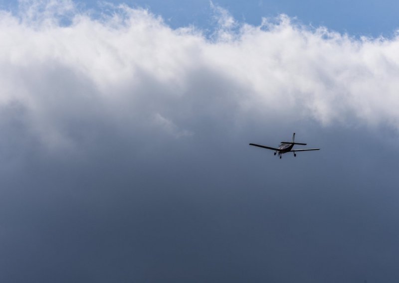 Mali zrakoplov prisilno sletio kod Knina: Ostali su bez goriva, pa našli mjesto za slijetanje u zabačenom području