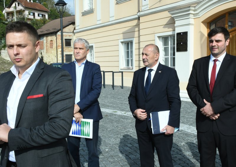 Medved u Hrvatskoj Kostajnici: Gradnja nasipa, sanacija vrtača i vodoopskrba za županiju