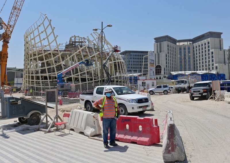 Tijekom gradnje svjetske izložbe Dubai Expo poginula tri radnika, a više od 70 ih je ozlijeđeno; EU pozvala na bojkot izložbe, no većina zemalja sudjeluje