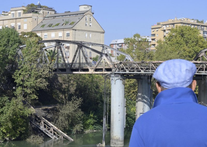 U požaru oštećen 'Željezni most' u Rimu, dio konstrukcije urušio se u Tiber