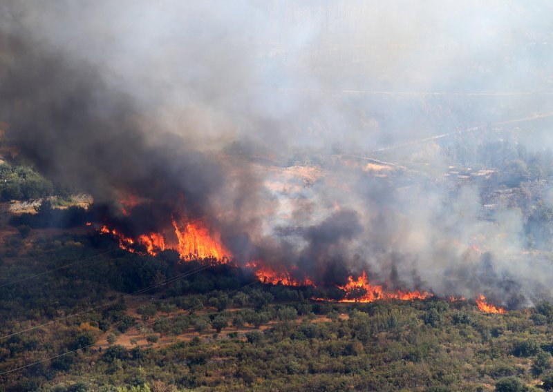Ugašen požar u Bubićima kod Klisa, vatra bila zaprijetila kući