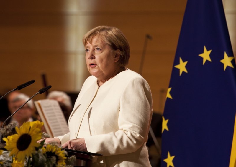 Merkel na Dan njemačkog ujedinjenja: Demokracija je pod udarom